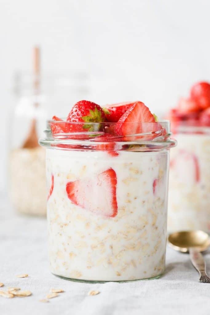 healthy strawberry overnight oats