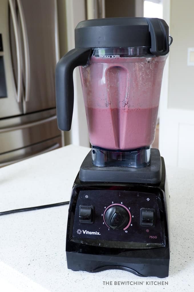 vitamix blending a smoothie