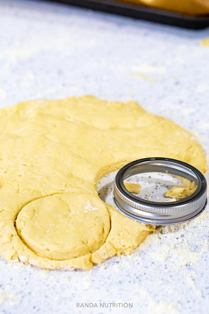 using a mason jar lid to cut biscuits