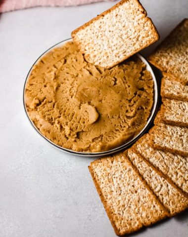 gingerbread hummus dip with graham crackers