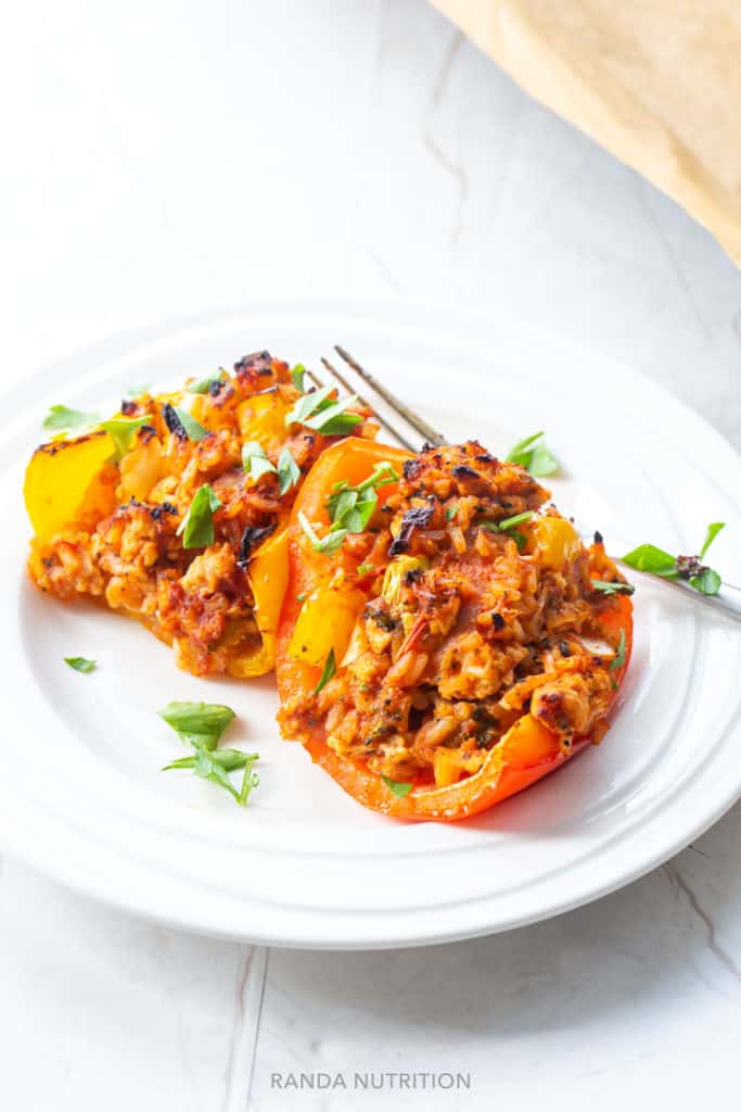 Pimientos rellenos de pollo saludables recién salidos del horno