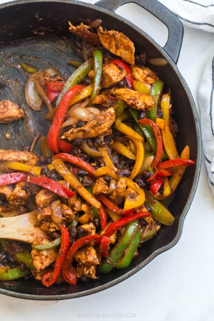 cast iron pan with cooked chicken fajita mixture