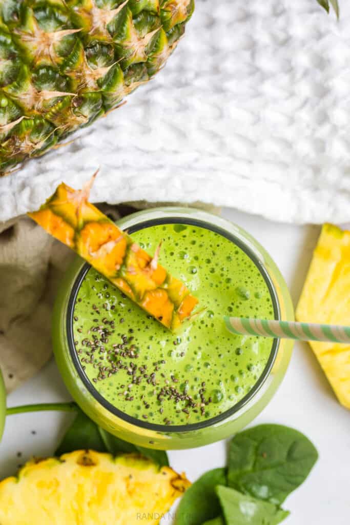 pineapple smoothie with spinach and chia seeds