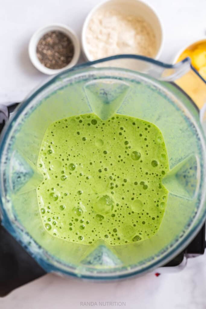 Blending spinach and milk together