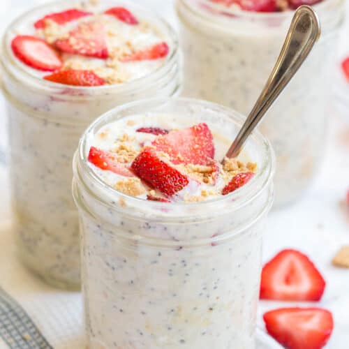 strawberry cheesecake overnight oats for a meal prep high protein breakfast