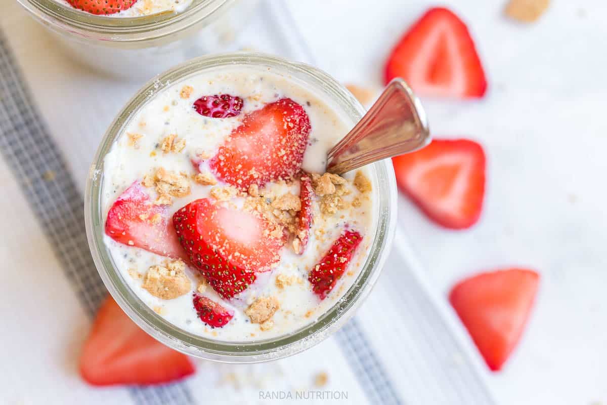 A creamy strawberry oat breakfast in a mason jar.