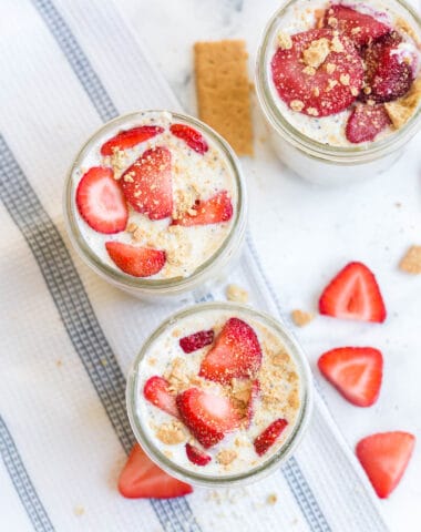 high protein strawberry cheesecake overnight oats