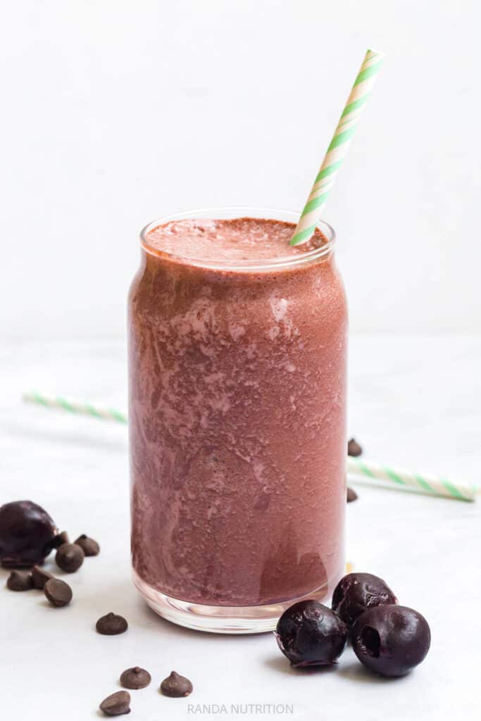 soda can shaped glass with a smoothie in it.